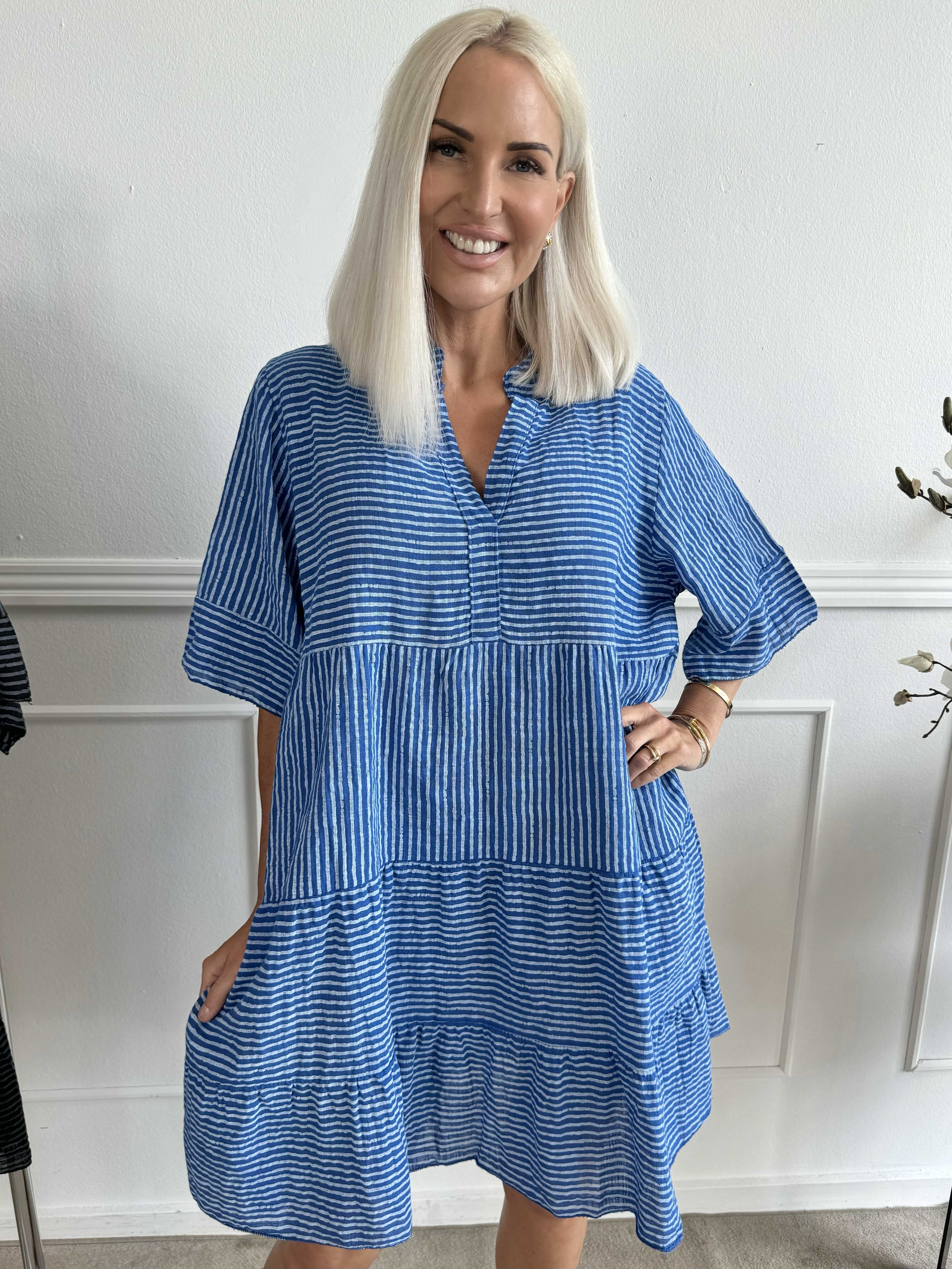 Jenni - Sød stripet bomuldskjole i hør lignende stof